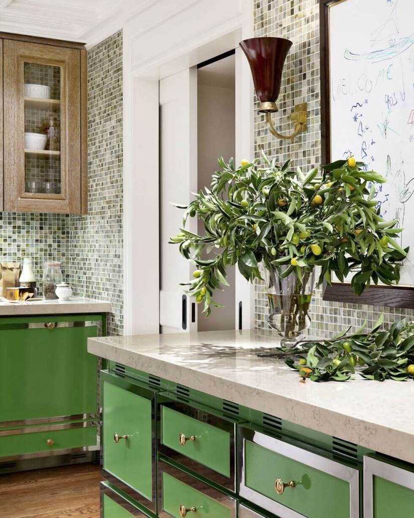 Зеленая кухня с мраморной столешницей