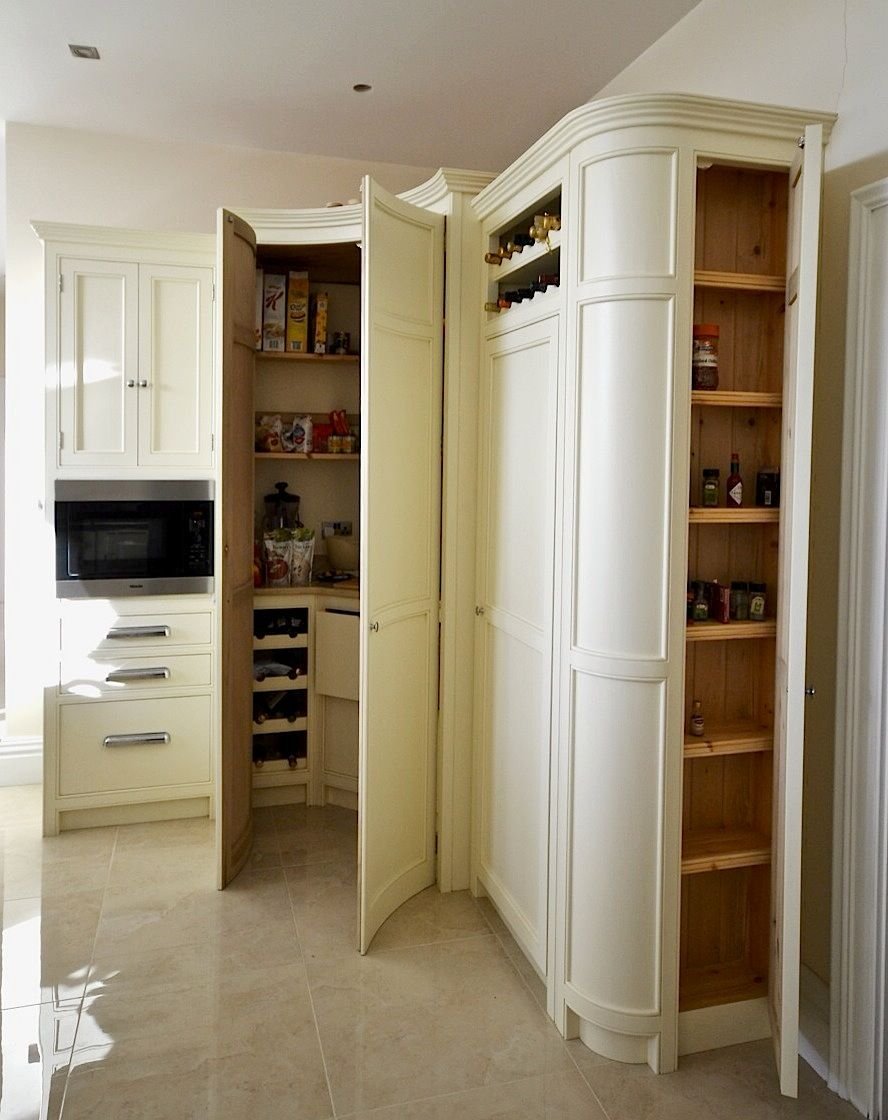 Угловая кухня с высокими шкафами