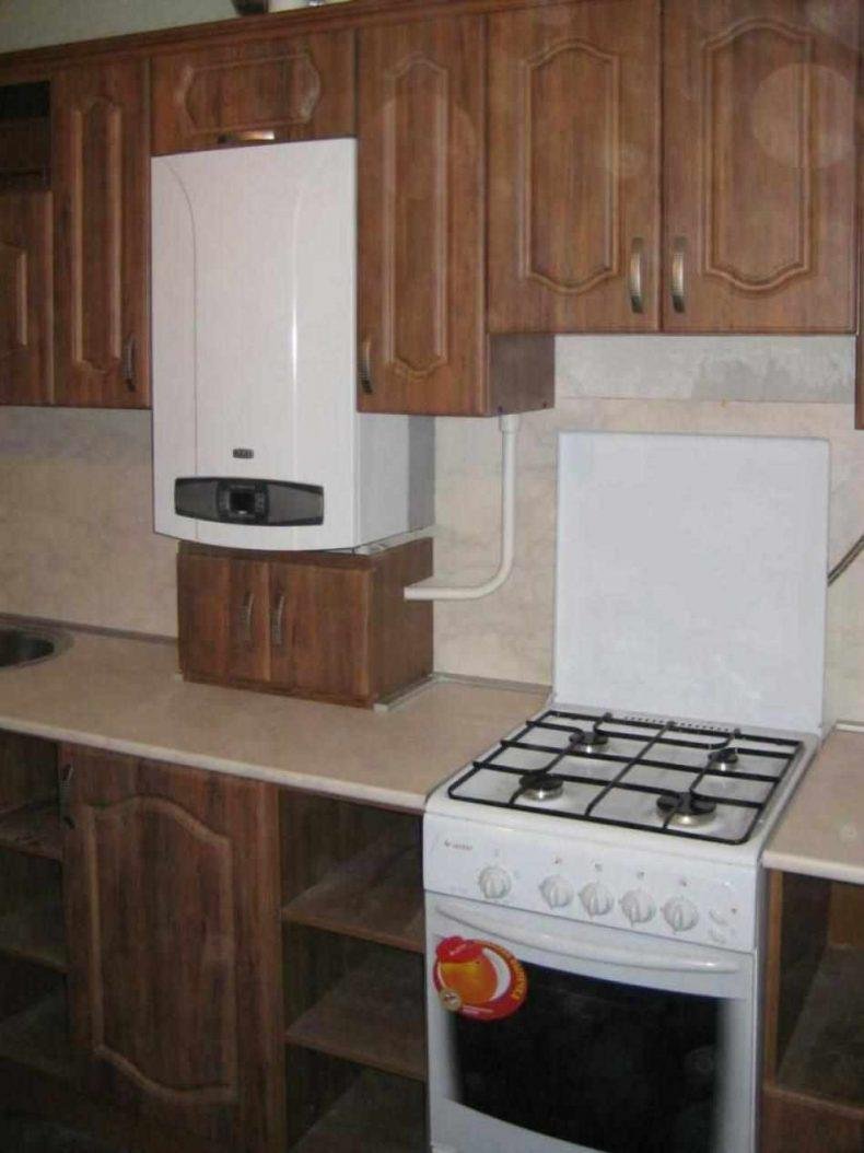 Газовая плита и колонка на кухне