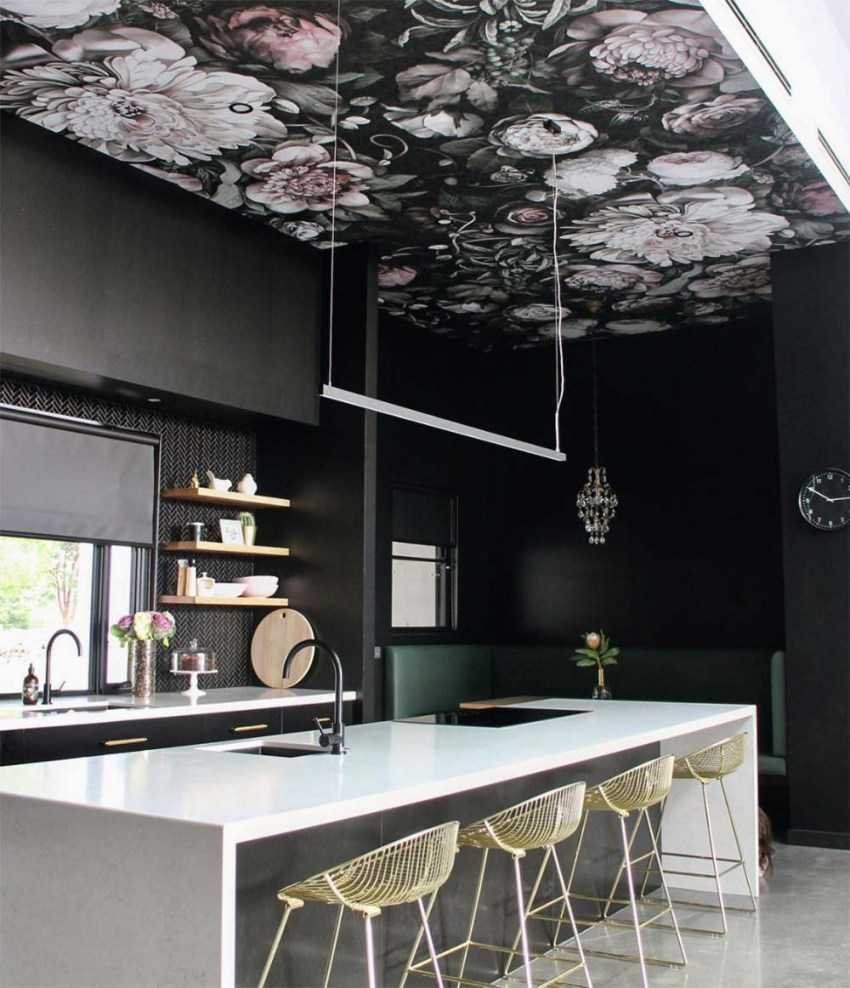 Черный потолок в интерьере кухни