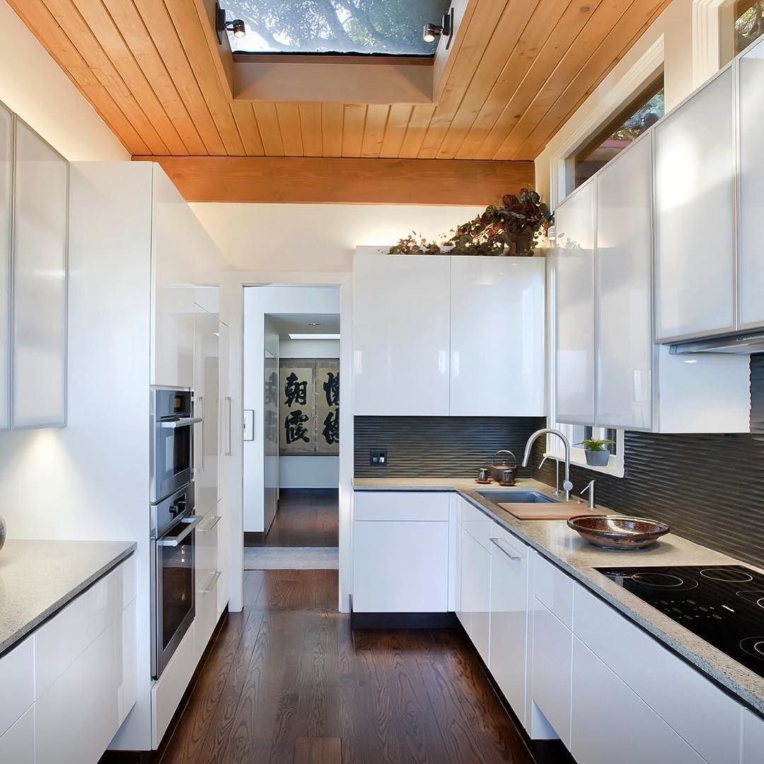 Дизайн кухни с панелями. Фартук до потолка на кухне. Стеновые панели в интерьере кухни. Кухня до потолка. МДФ панели в интерьере кухни.