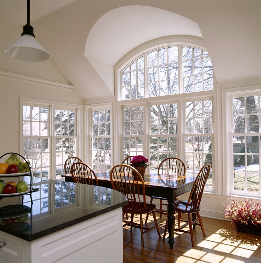 Столовая с панорамными окнами в частном доме