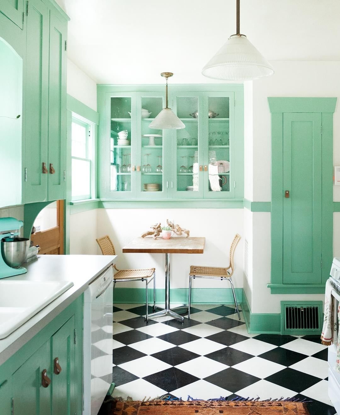 Стены мятного цвета в интерьере кухни