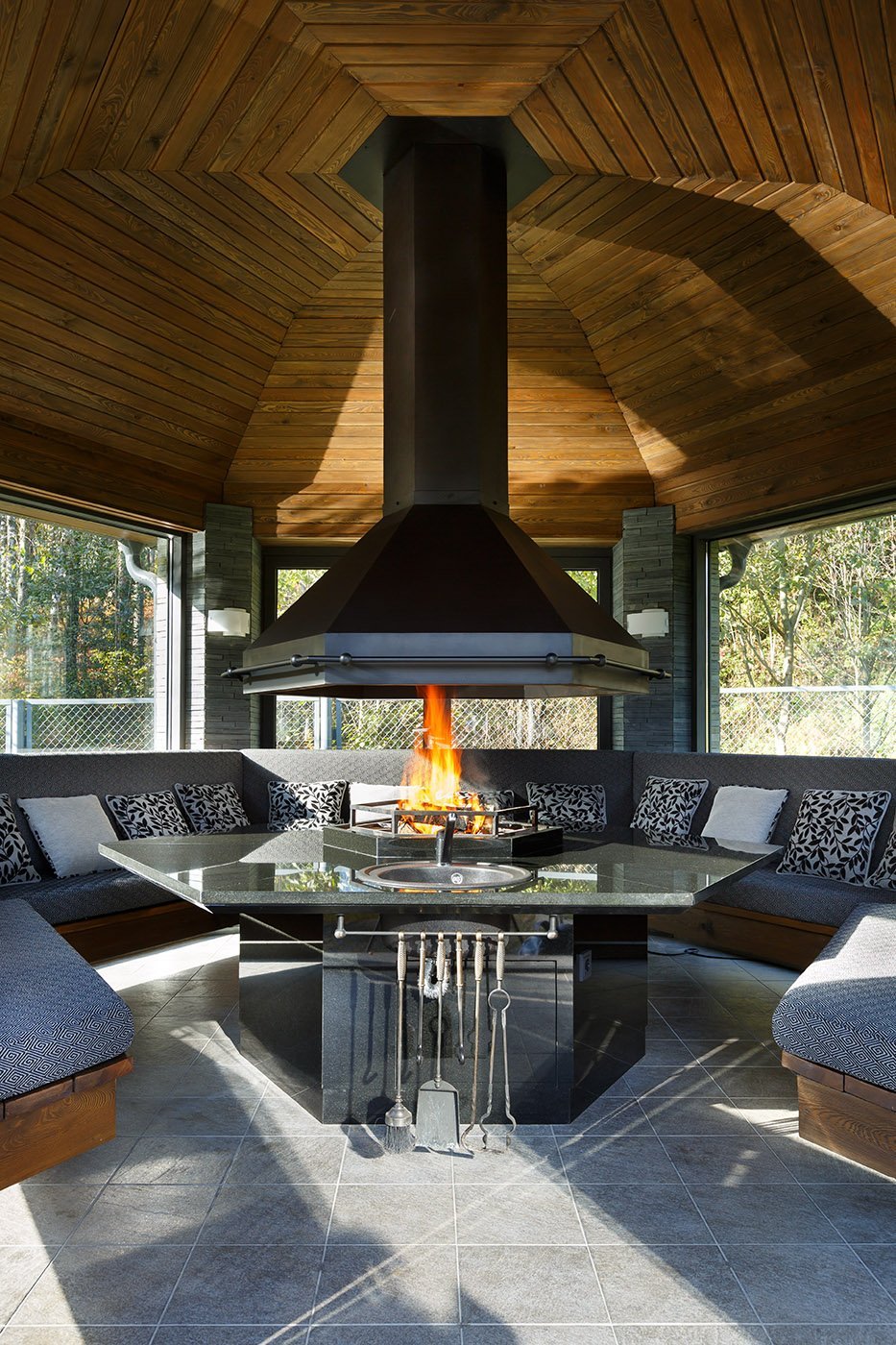 Кухня с верандой в частном доме