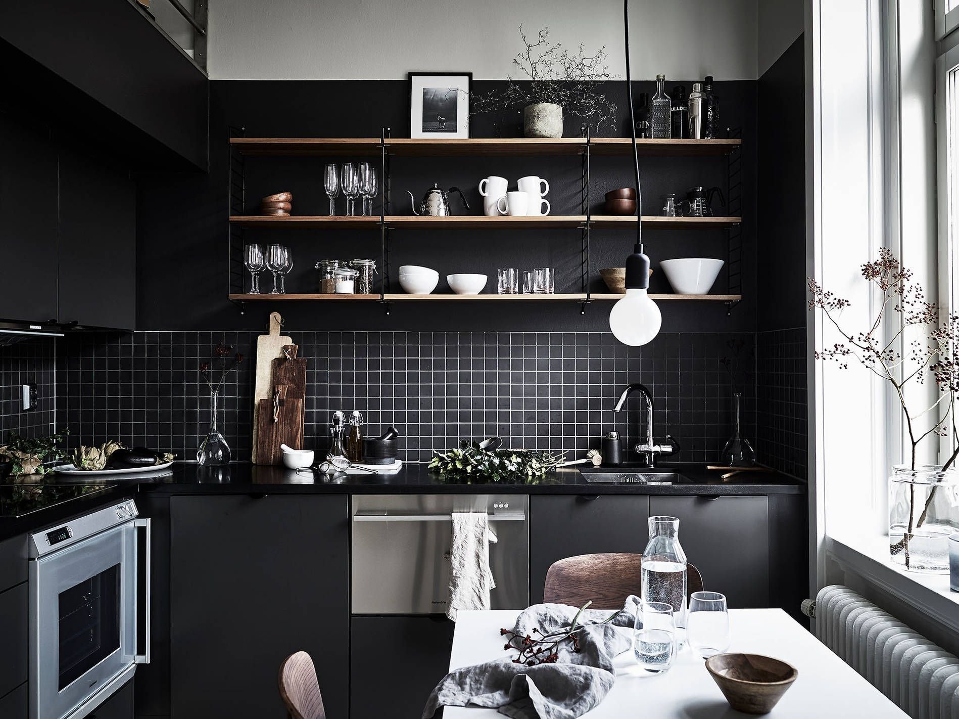 Черная м кухня. Кухня тотал Блэк. Черная кухня в скандинавском стиле. Темная кухня в интерьере. Черные кухни.