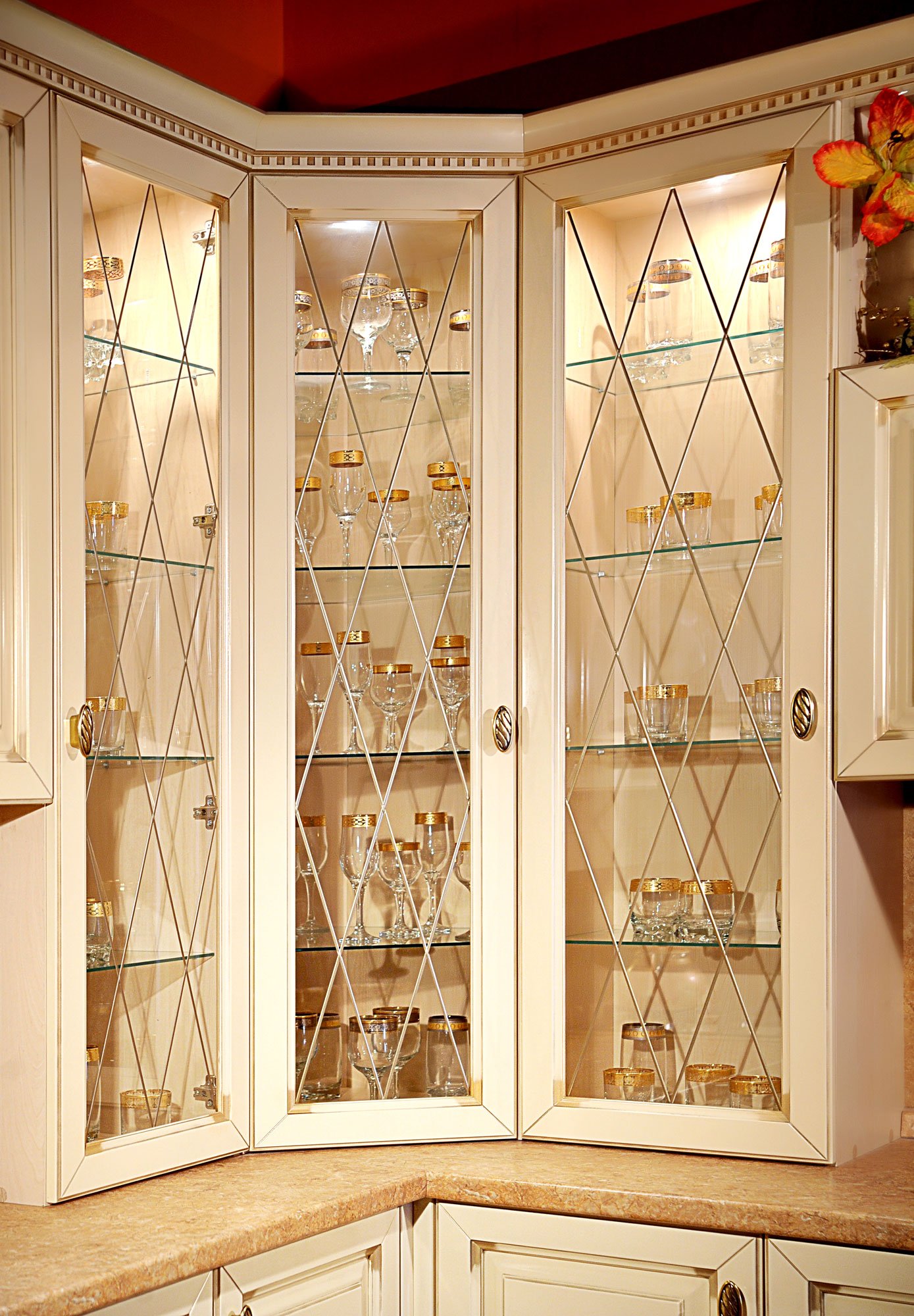 шкаф на кухню со стеклянными дверцами