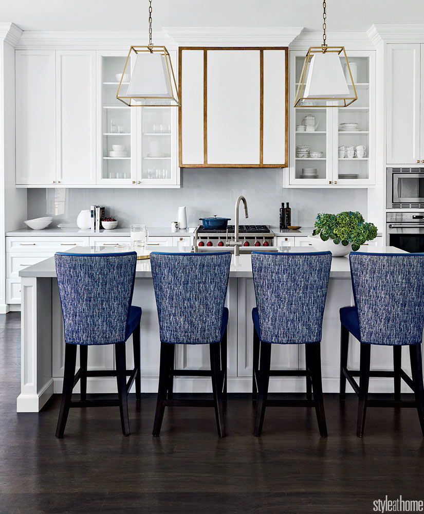 Белая кухня с голубыми стульями