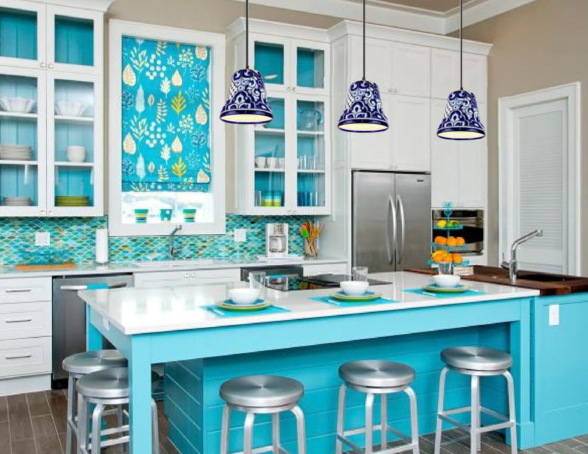 Фартук бирюзовый. Декор кухни с бирюзовым цветом. Голубая кухня с зеленоватым фартуком. Голубая кухня с тарелками на стене. Голубая кухня с цветной плиткой на стене.