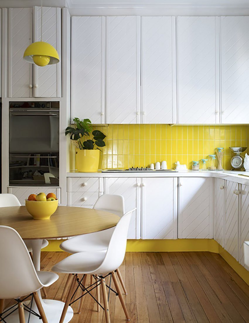 Белая кухня с желтым фартуком