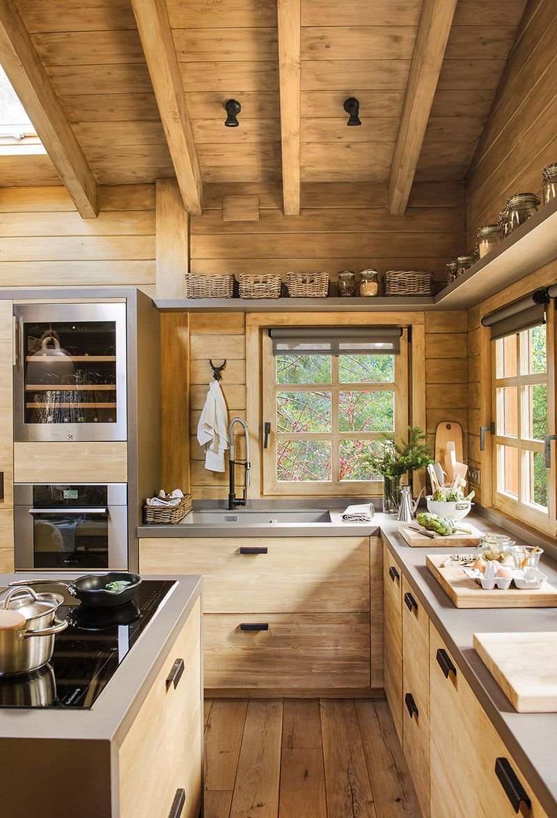 Деревянный дом с низкой потолком кухня интерьер
