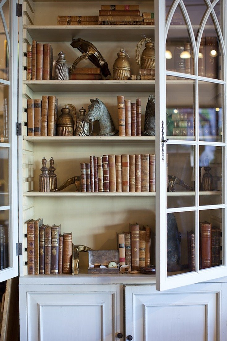Декор старинного книжного шкафа