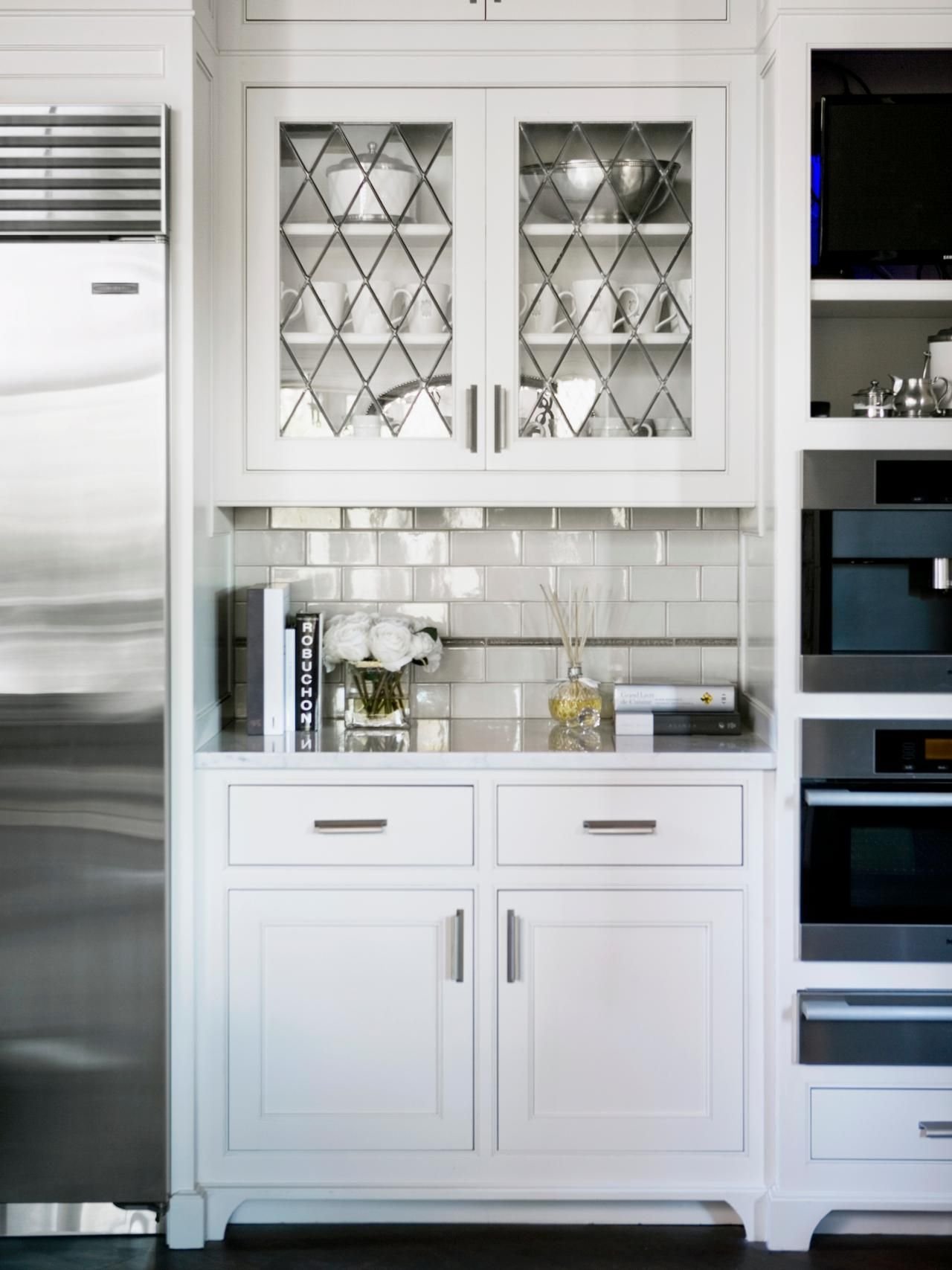 Кухонные шкафы со стекляннымидверками