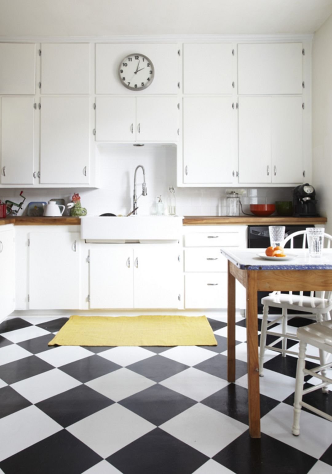 Черно белая кухня плитка. Белая плитка на кухне. Кухня в шахматном стиле. Черно белая плитка на кухне. Плита черно белая.