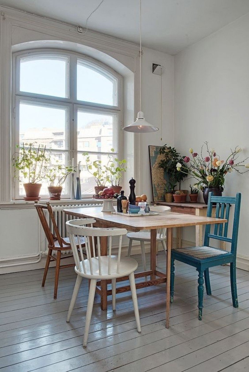 Венские стулья в интерьере кухни гостиной