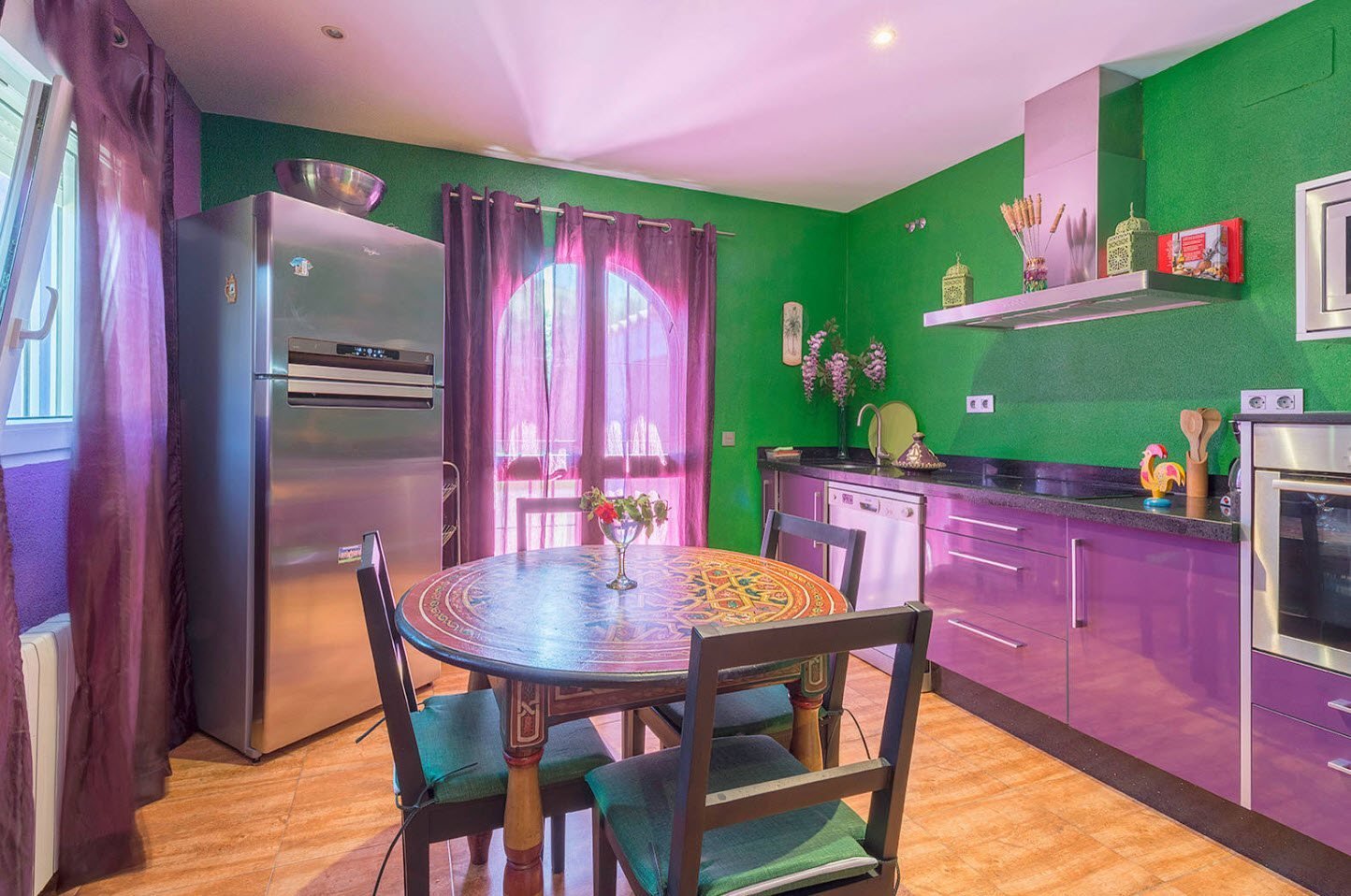 Фиолетово зеленые обои. Смиренвые стен6ы на кухни. Сиреневые стены на кухне. Интерьер кухни в сиреневых тонах. Кухня в сиренево зеленых тонах.