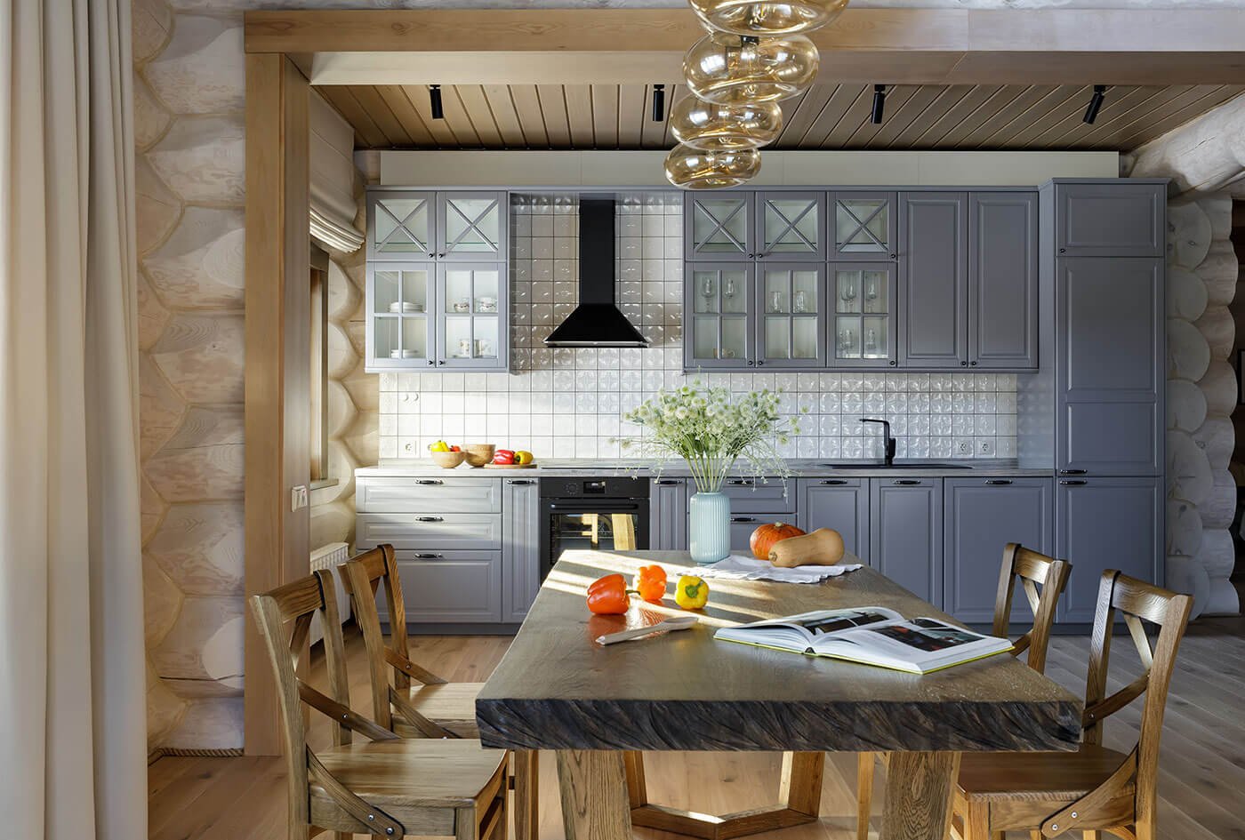 Дизайн кухни в доме из бруса фото
