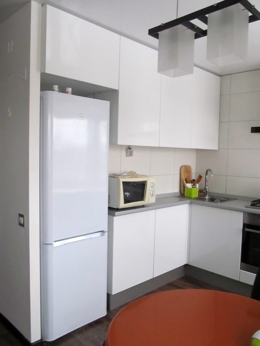 Планировка маленькой угловой кухни с холодильником