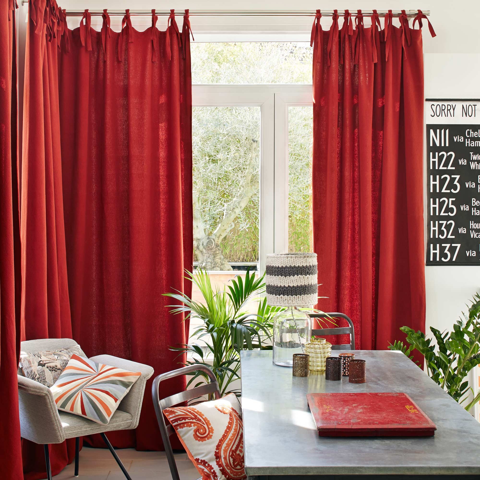 Какой цвет штор на кухню. Красные шторы на кухню. Яркие шторы. Красные шторы в интерьере. Занавеска для кухни.