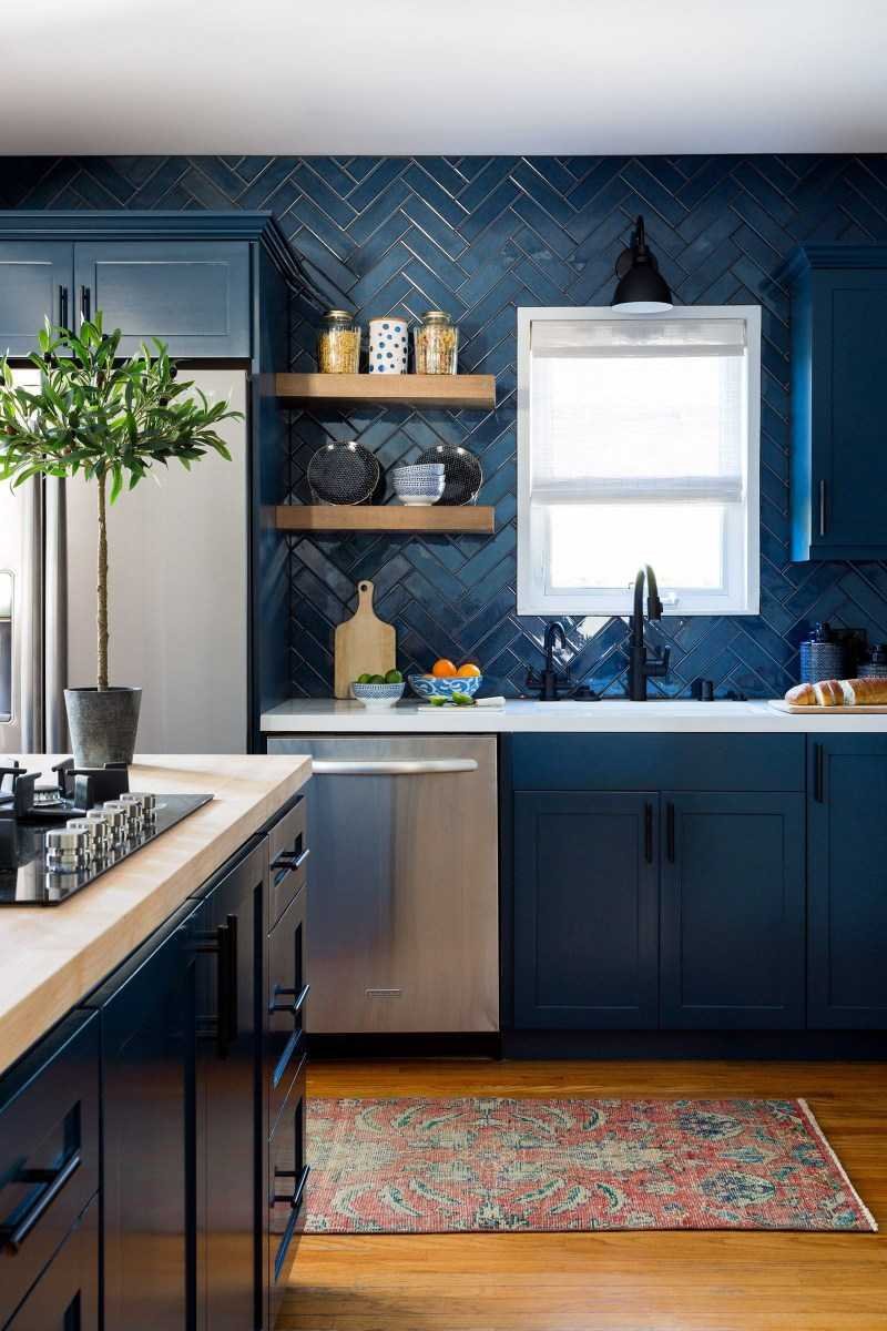Кухня с синим фартуком