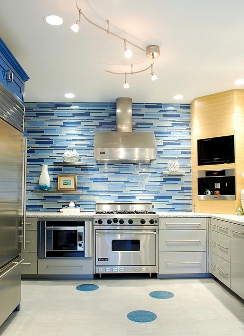 белая кухня с синим фартуком в интерьере