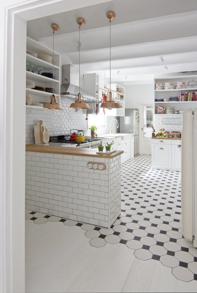Интерьеры кухни с белой напольной плиткой