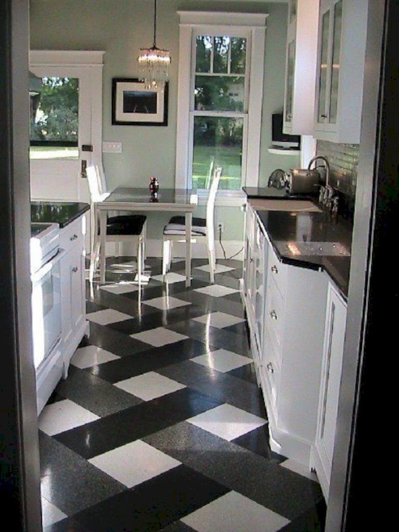 Черно-белая плитка на пол в кухне