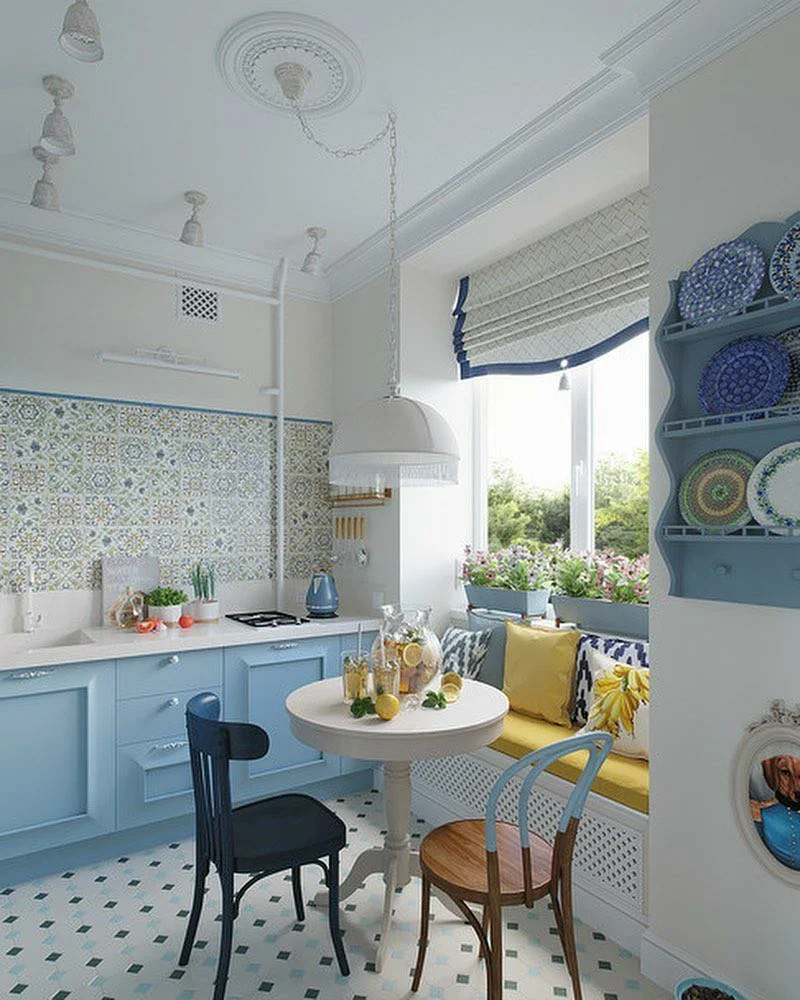 Белая кухня с голубым декором