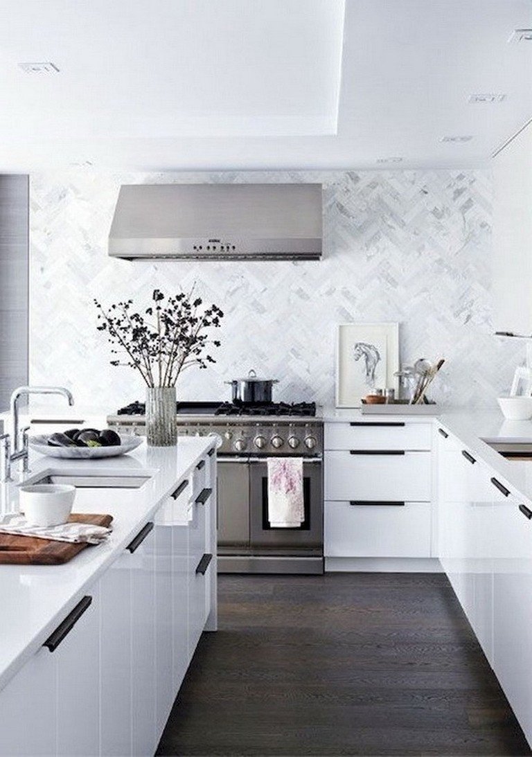 Белая кухня с серой плиткой