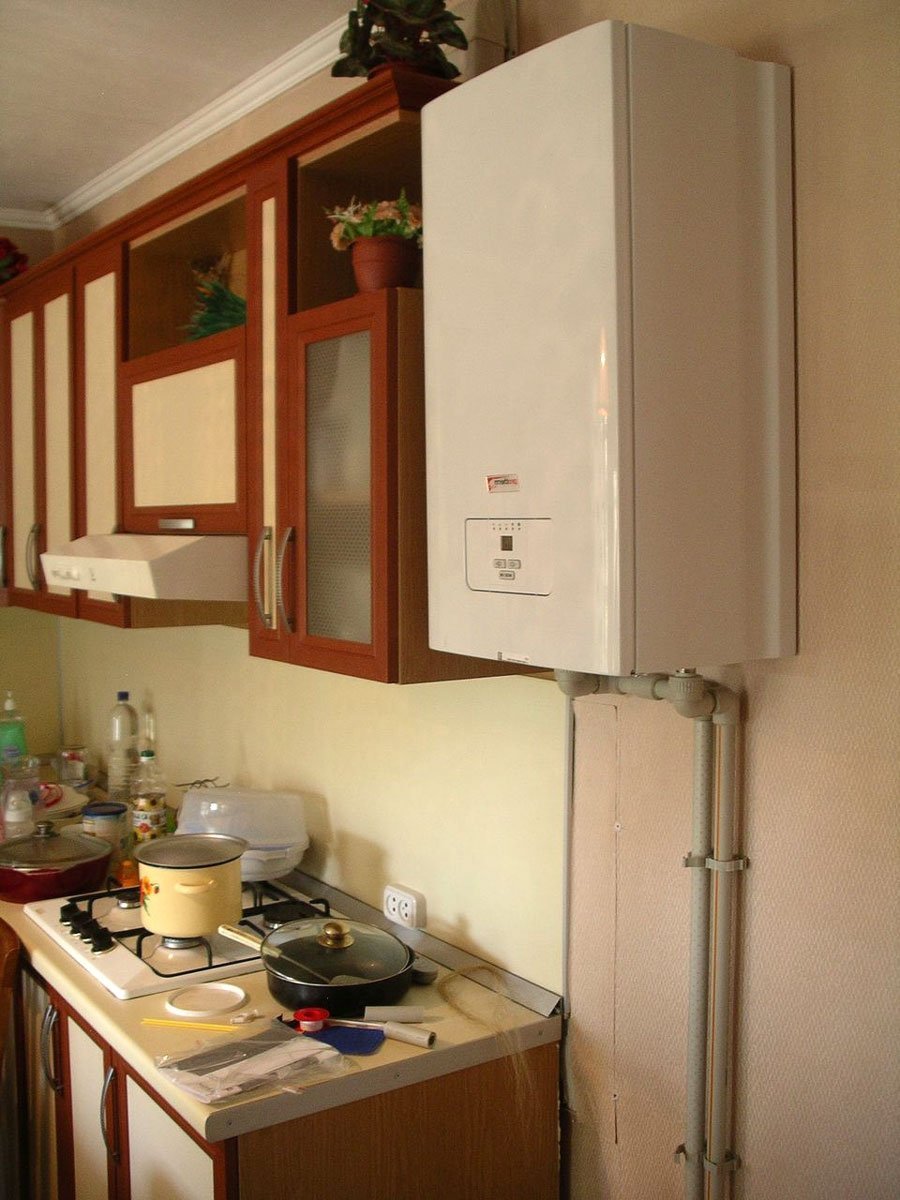 Газовый котёл на кухне в интерьере