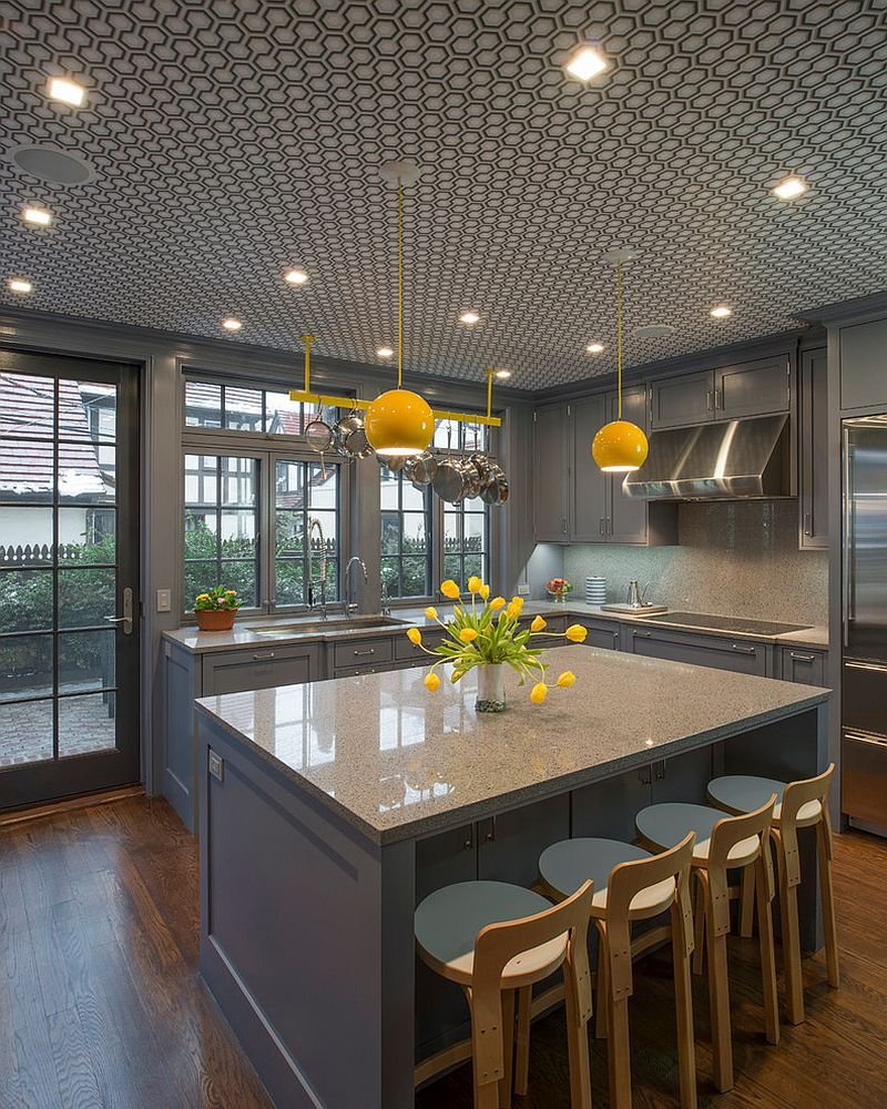 Серый матовый потолок на кухне