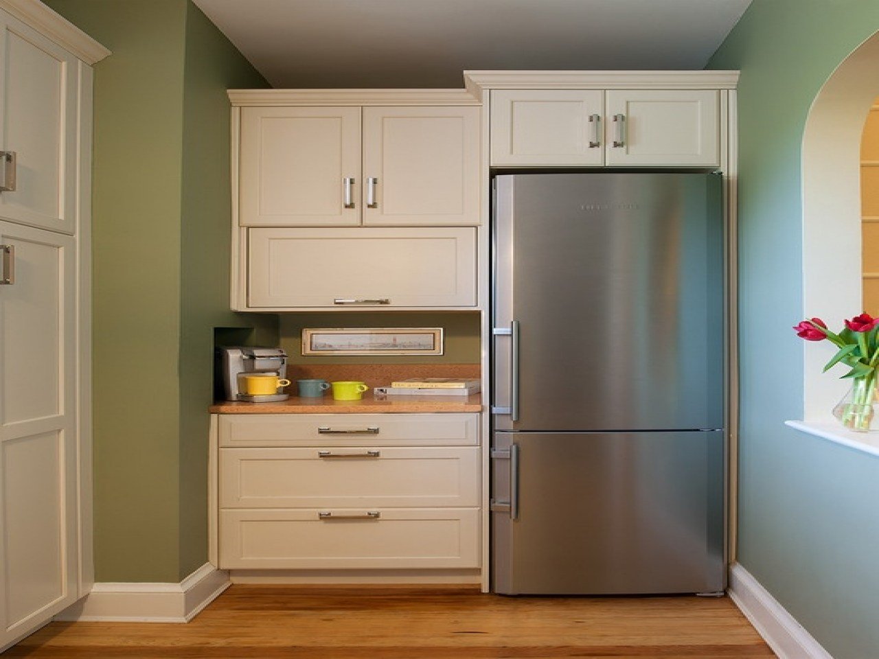 двойной холодильник в интерьере кухни фото
