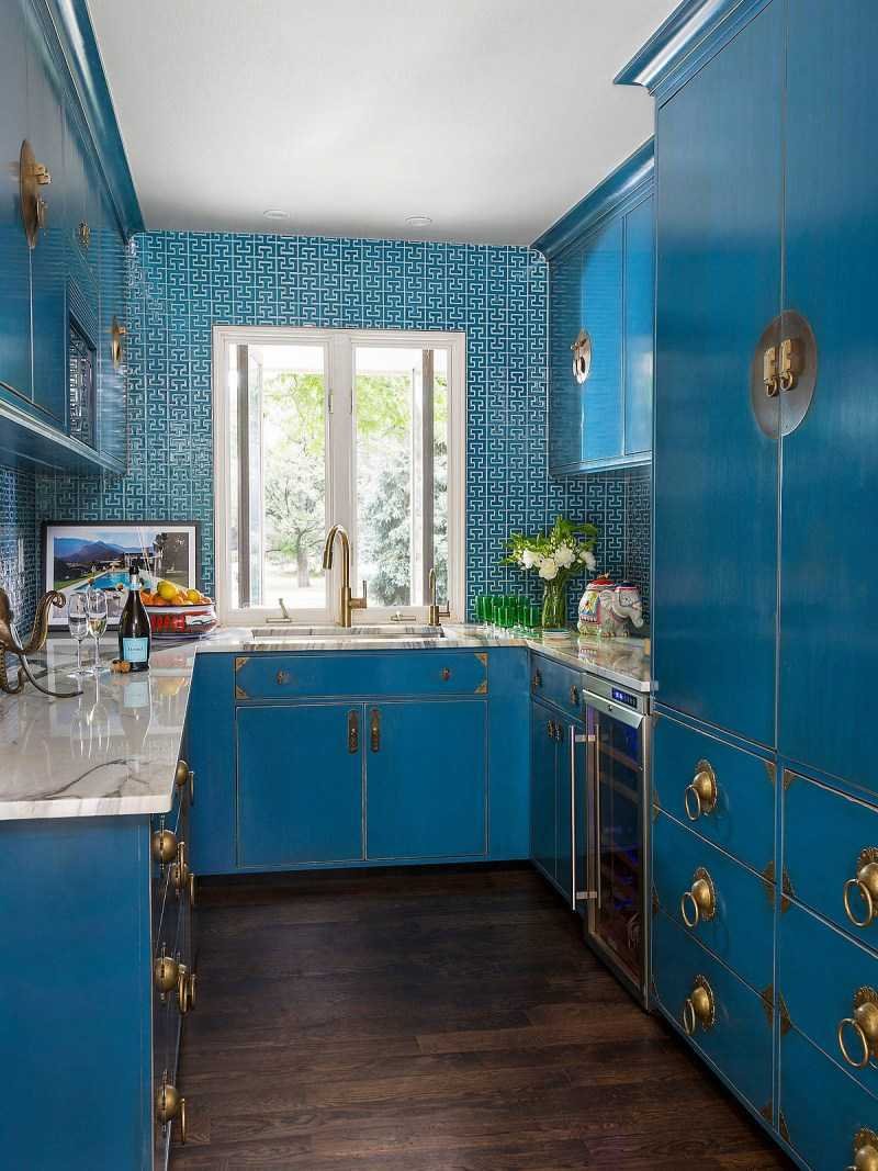 Синяя кухня с красной столешницей