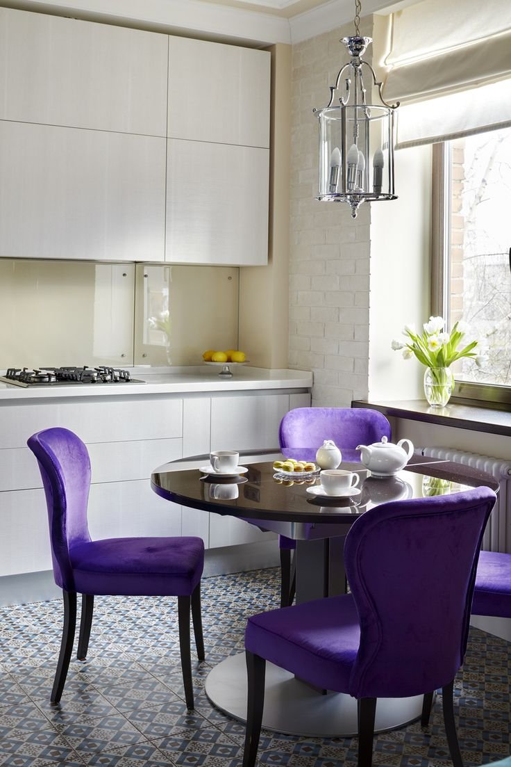 Фиолетовые стулья в интерьере кухни