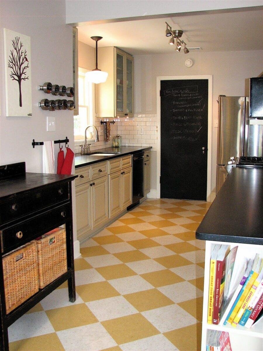 Кухня с шахматной плиткой на полу