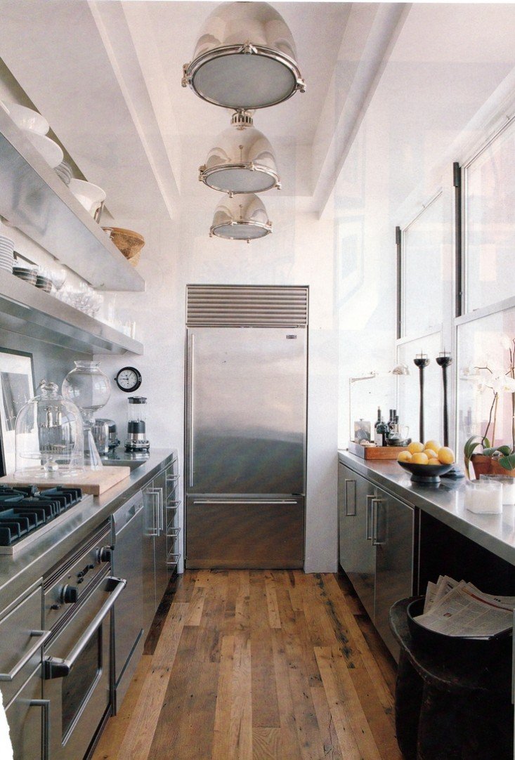 Длинные и узкие кухни с холодильником