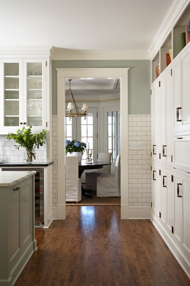 Белые двери в интерьере кухни