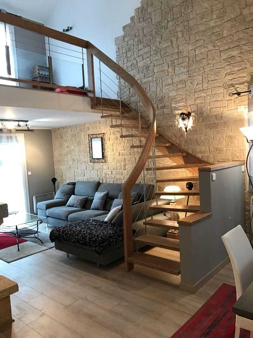 Планировка гостиной с лестницей