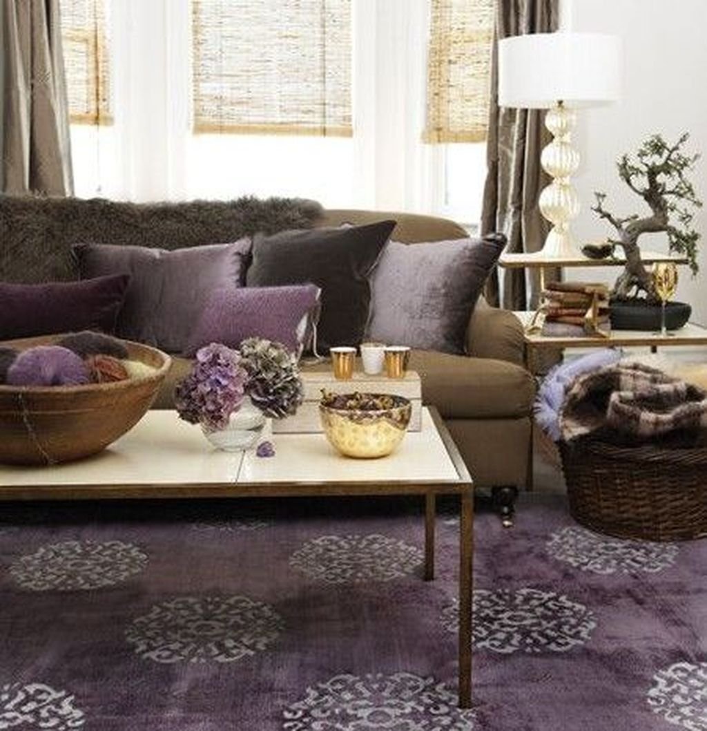 Фиолетовый ковер в интерьере гостиной