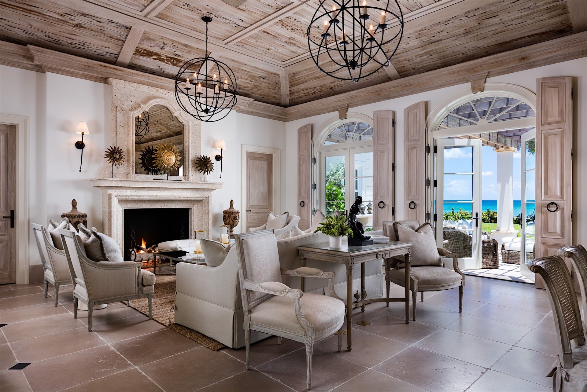 Интерьер столовой-гостиной в средиземноморском стиле