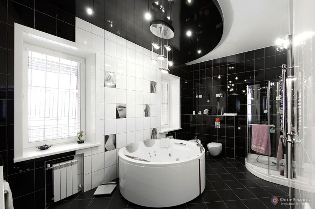 Ванная черная угловая. Черная ванная. Черно-белая ванная комната. Черно белая ванная. Черный потолок в ванной.