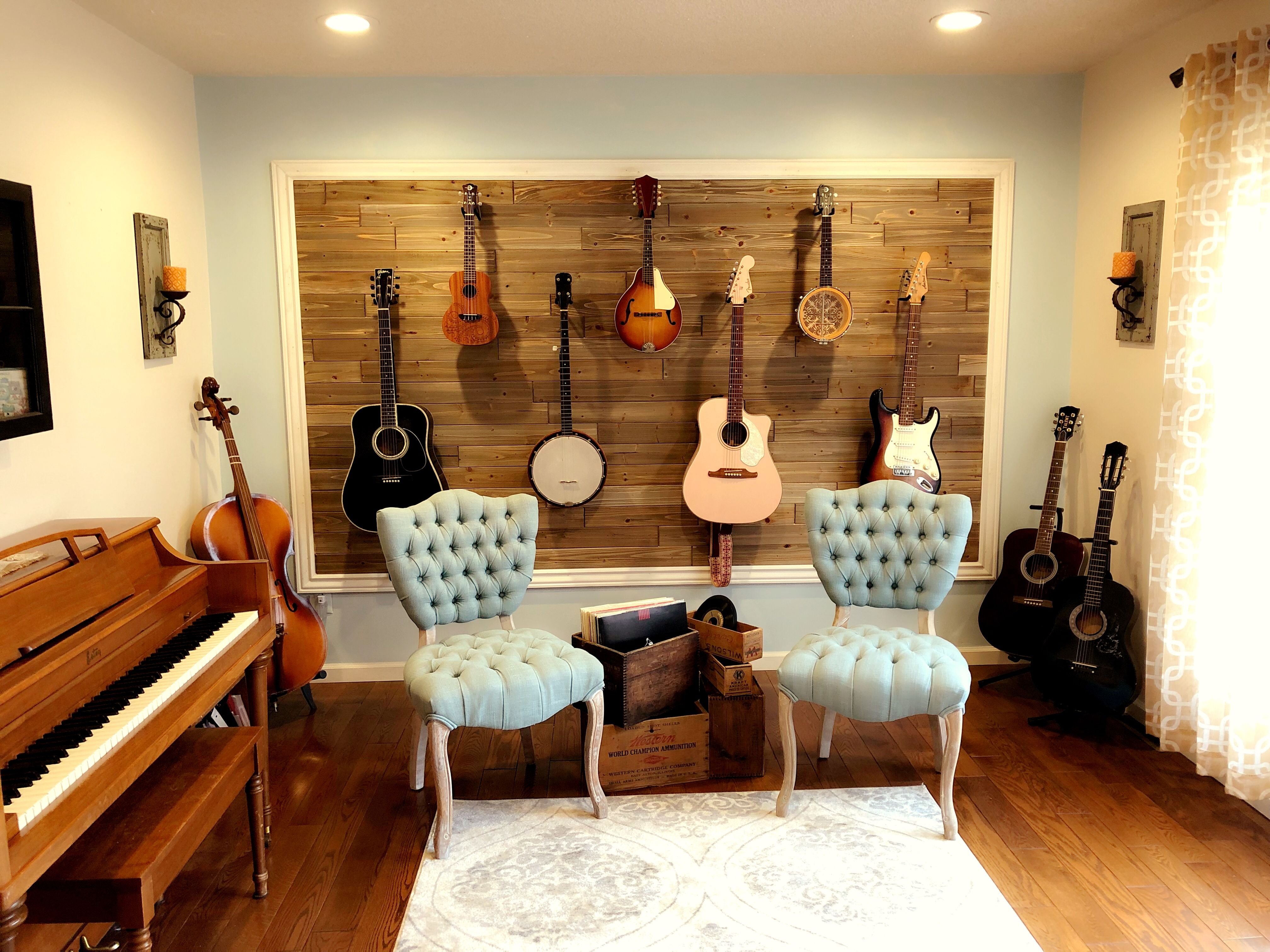 Домашние музыкальные инструменты. Интерьер музыкальной комнаты. Музыкальные инструменты в интерьере. Гитара в интерьере. Гитара на стене в интерьере.