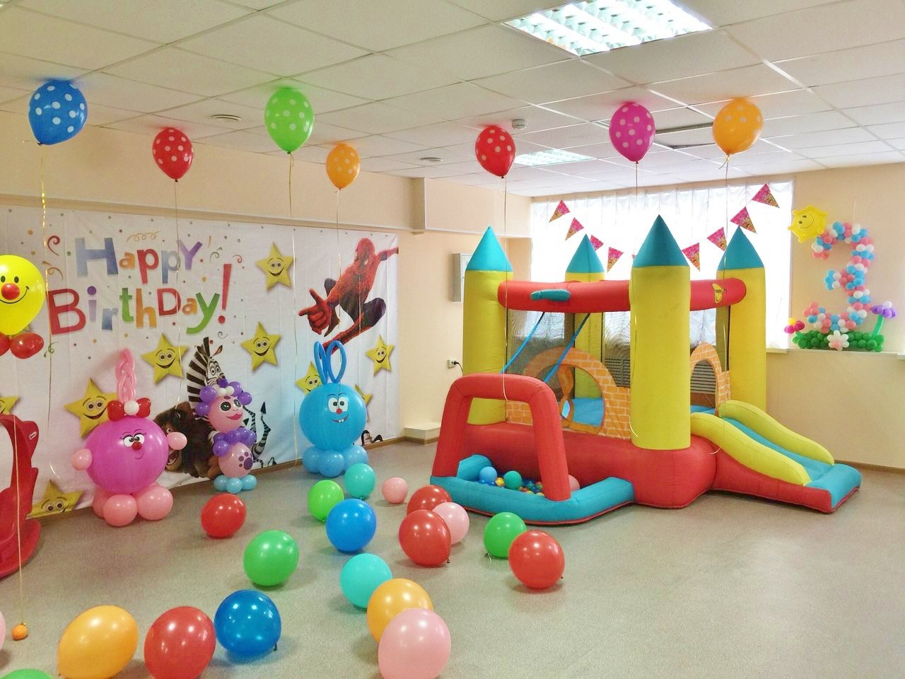 Детский день рождения в игровой комнате. Игровая комната. Комната для проведения детских праздников. Помещение для детского дня рождения. Игровая комната для детских праздников.