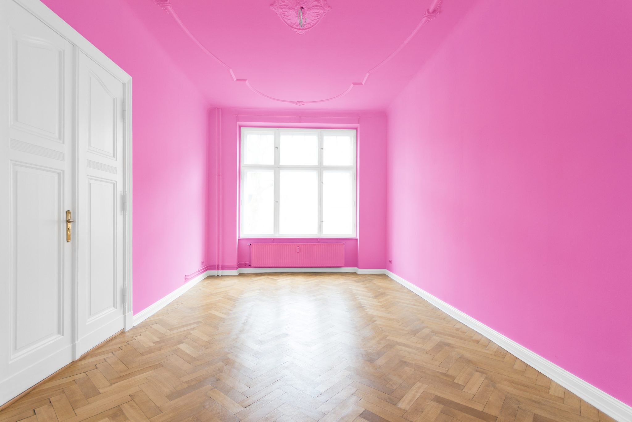 Пустая розовая комната
