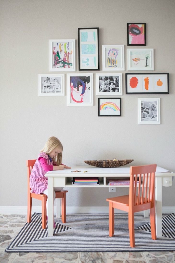 Интерьер детской комнаты с картинами на стене