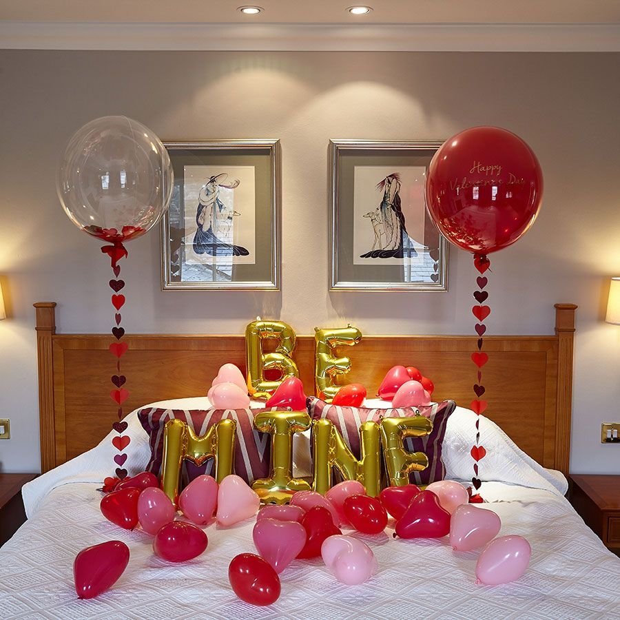 Романтическое украшение комнаты шарами