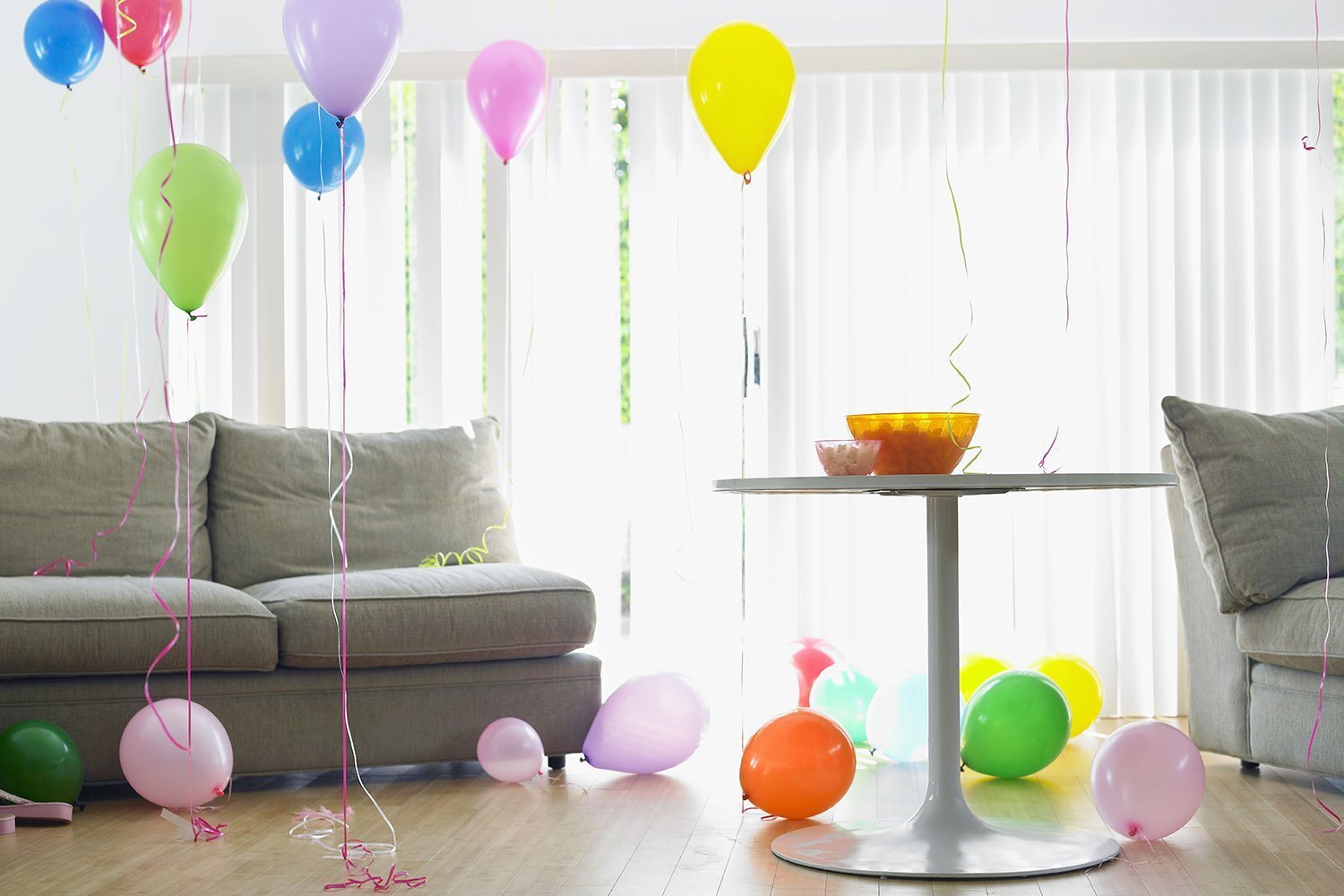 Комната с шарами. Интерьер с воздушными шарами. Комната с шариками. Шарики в интерьере. Комната с шарами на день рождения.