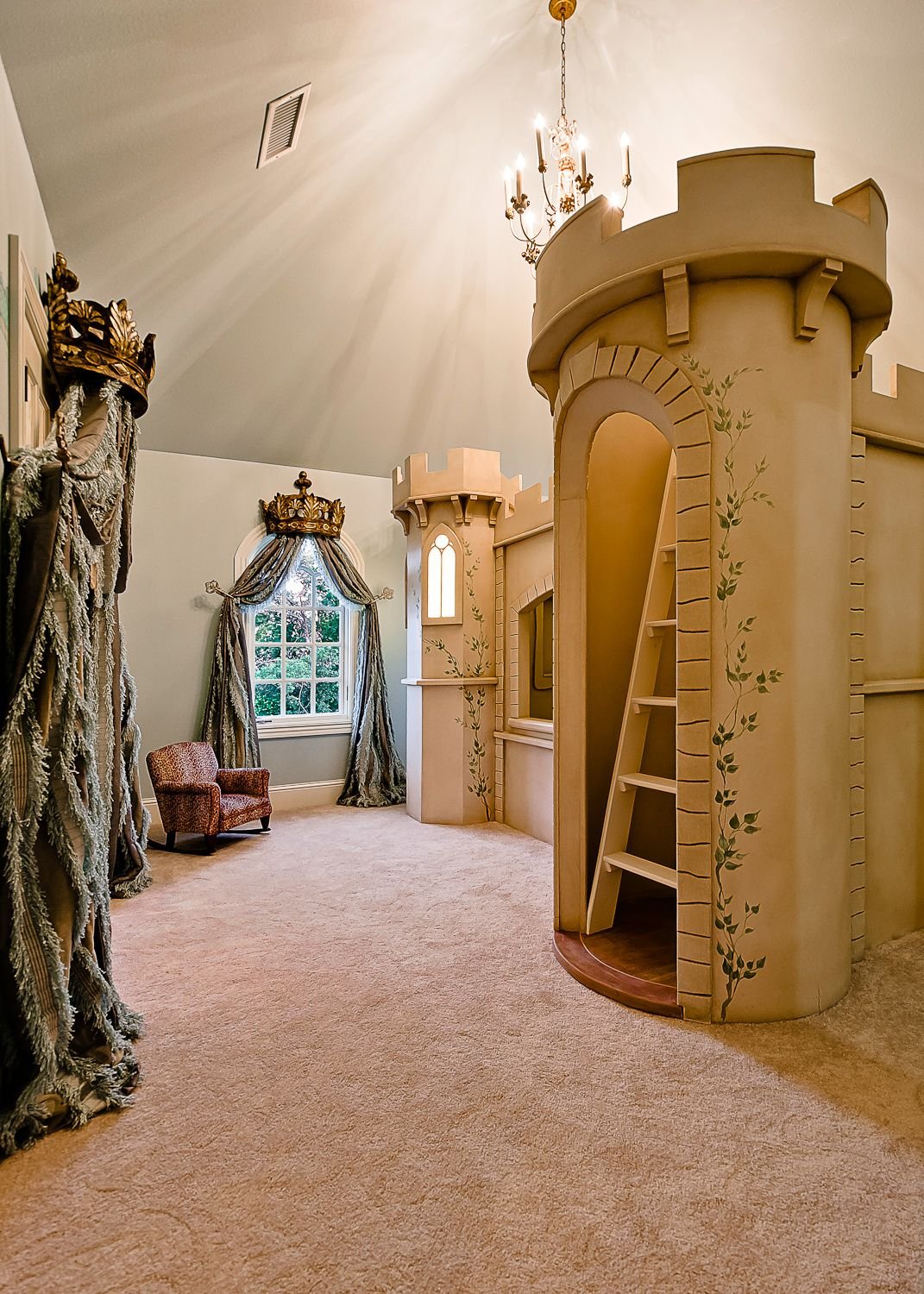 12 замков комната. Кровать замок. Детская комната в стиле замка. Комната в замке. Детская комната в замке.