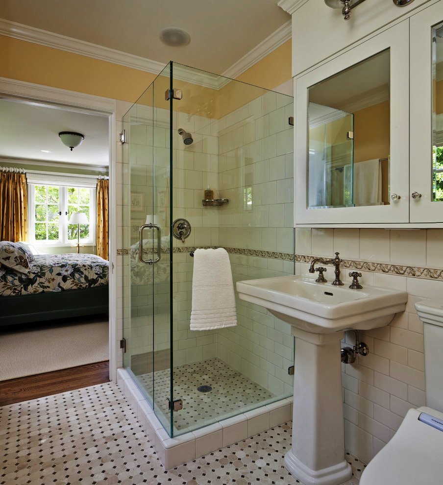 Ванная комната с душевой кабиной и ванной