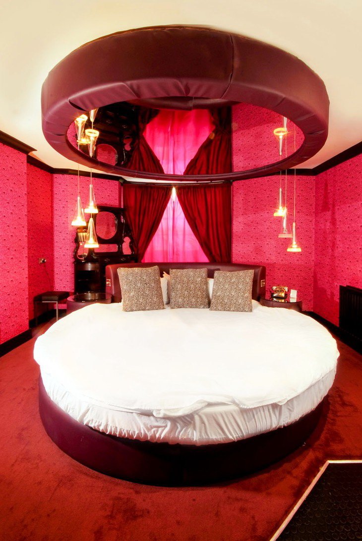 Кровать круглая для спальни красная