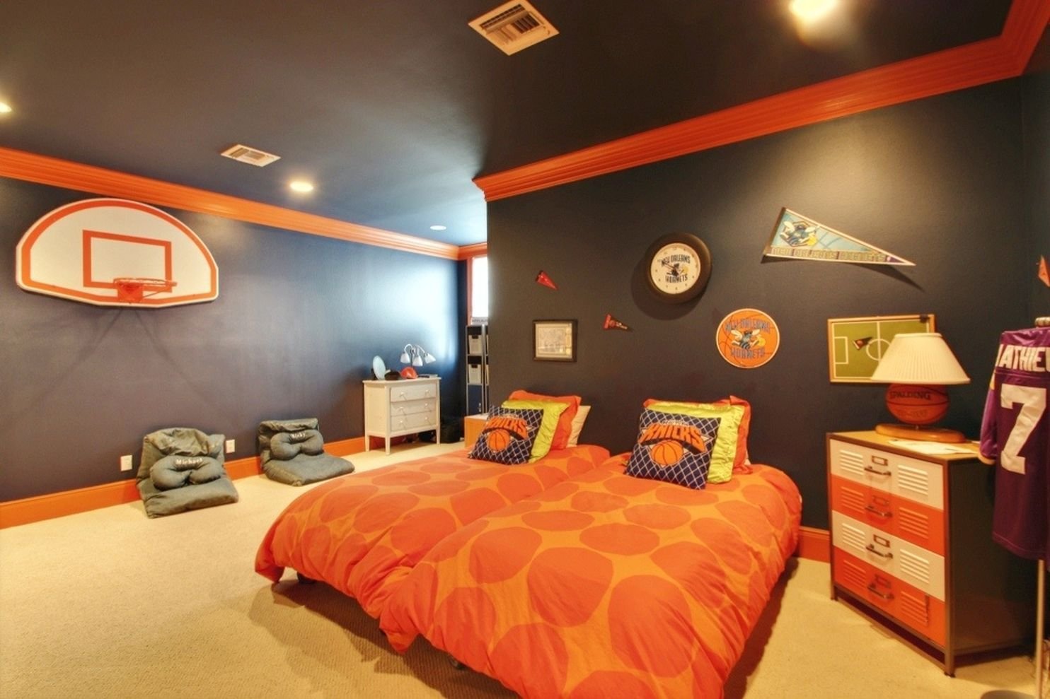 Оранжевый в интерьере комнаты подростка